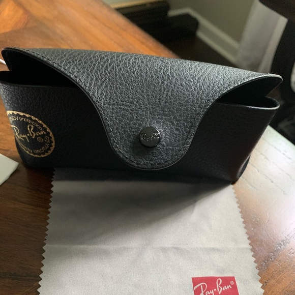 *SOLD*. Ladies Ray-Ban Sunglasses and Case - Picture 8 of 8